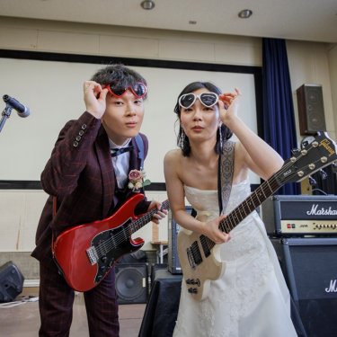 おちゃらけている新郎新婦様、ふたりの記念に残す結婚写真