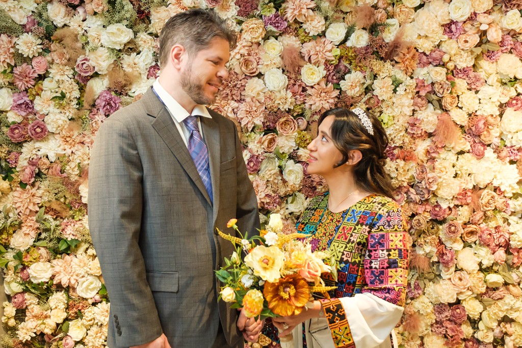 スタジオのお花・緑に囲まれて撮影