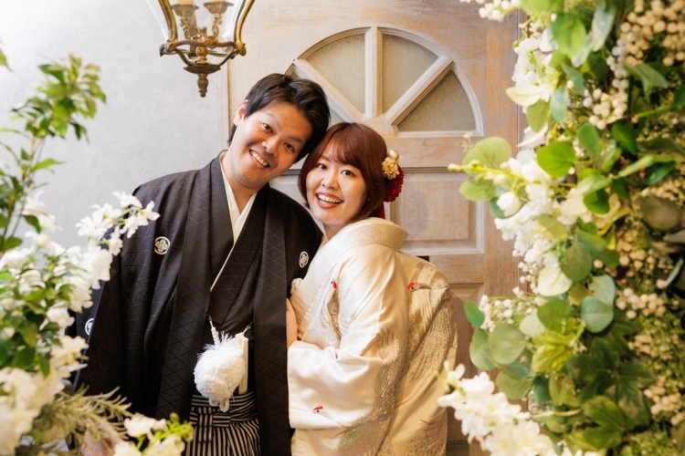 和装姿でほほ笑む新郎新婦