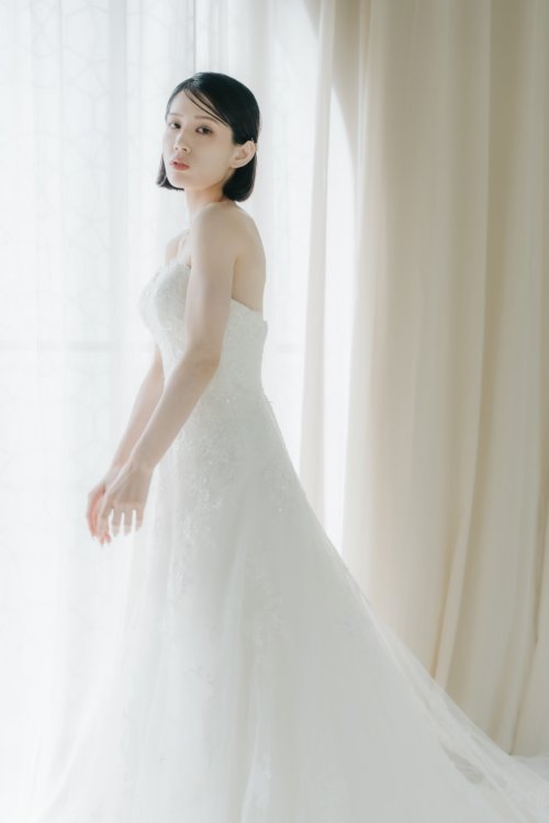 繊細なレーストレーンが後ろ姿に華やぎを添えるウェディングドレス。心斎橋でのフォトウェディングの一枚（衣装番号OR01）