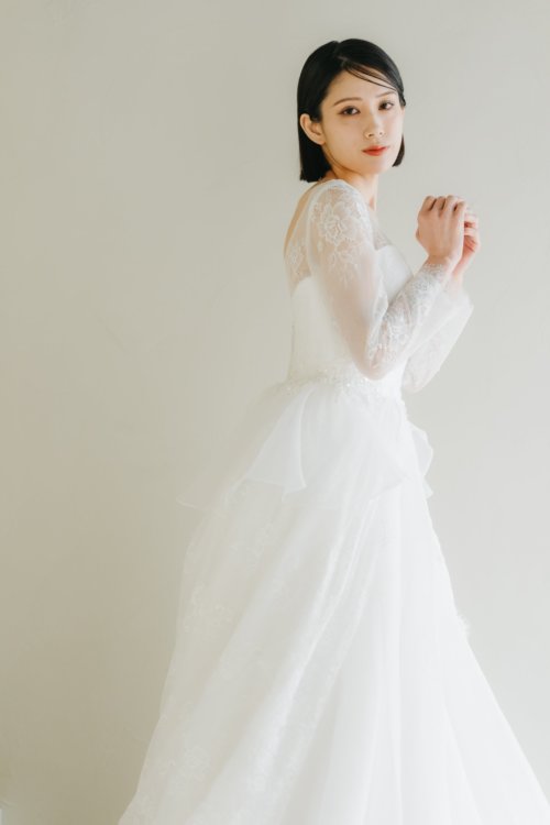 チュールを重ねたAラインスカートがふわりと広がる新婦。洋装ロケーションフォト（大阪心斎橋店／衣装番号OR03）
