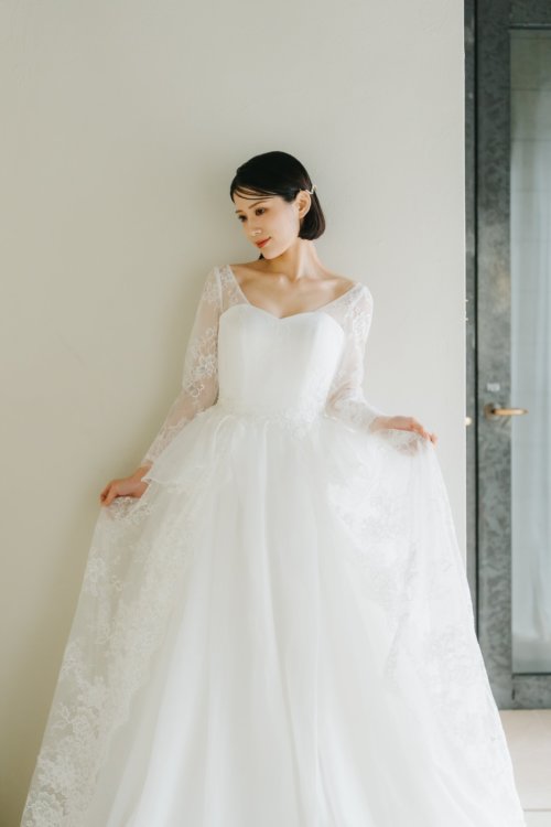 上品さと抜け感を両立した長袖ドレスで撮る結婚写真。プレ花嫁に人気の一着（衣装番号OR03）