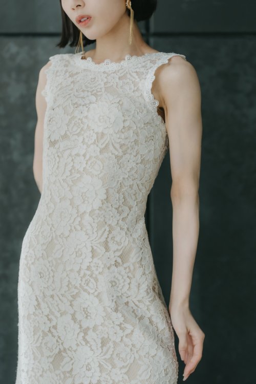 繊細な刺繍が全体を彩るスレンダードレスで見せる大人の魅力。心斎橋の結婚写真（衣装番号OS01）