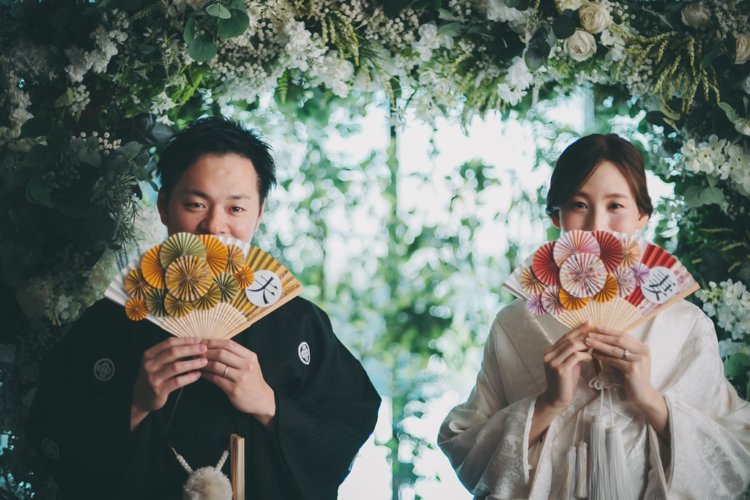扇子で顔を隠して撮影