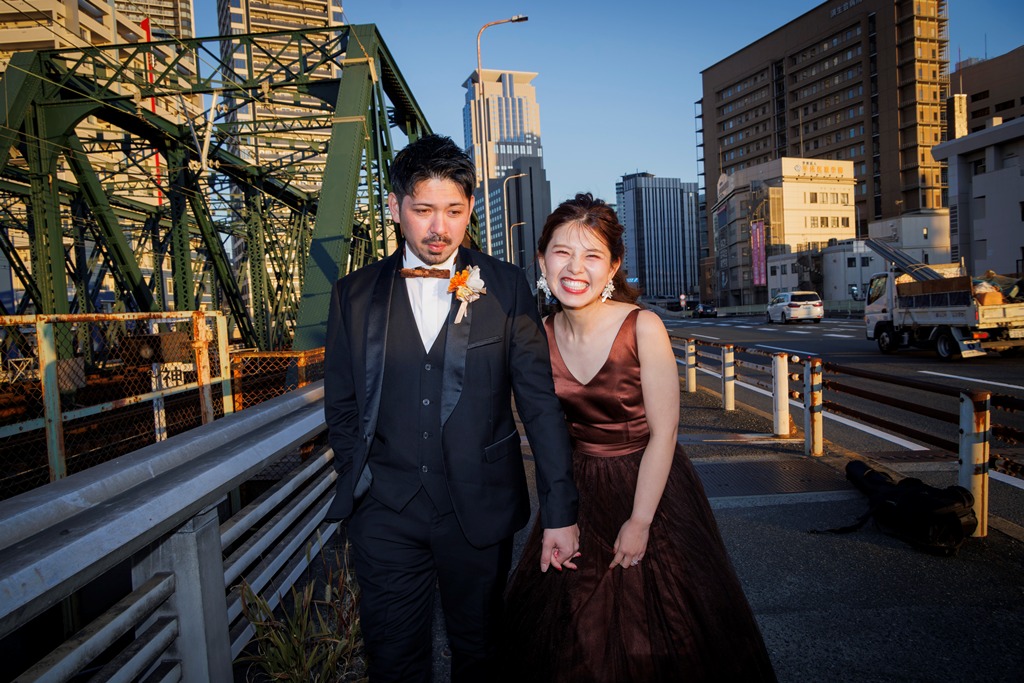 地元の駅付近で歩きながら前撮り撮影