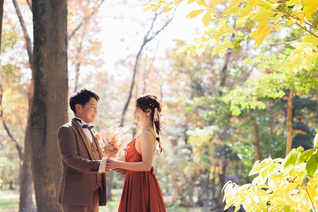 秋色を纏う、ブラウンタキシードとテラコッタドレス