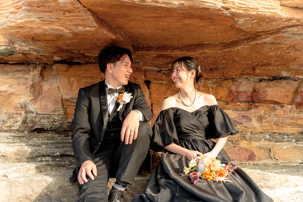 サンセットと海近くでシャボン玉