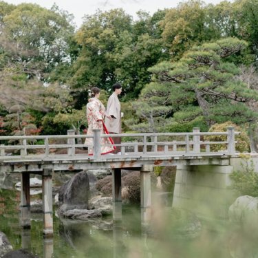庭園でのショット、ふたりの記念に残す結婚写真