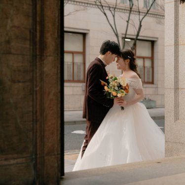 おでこを合わせて撮影、ふたりの記念に残す結婚写真