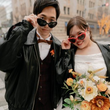 サングラスをつけて撮影、結婚写真として人気のカット