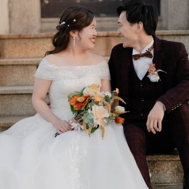 笑顔が素敵な新郎新婦、ふたりの記念に残す結婚写真