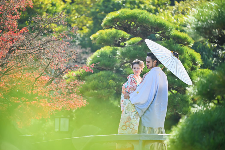 大仙公園日本庭園で和装姿の新郎新婦が寄り添う写真
