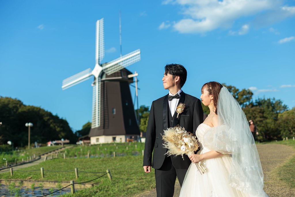 ドレスの裾やレースのディテールを写したアップの写真
