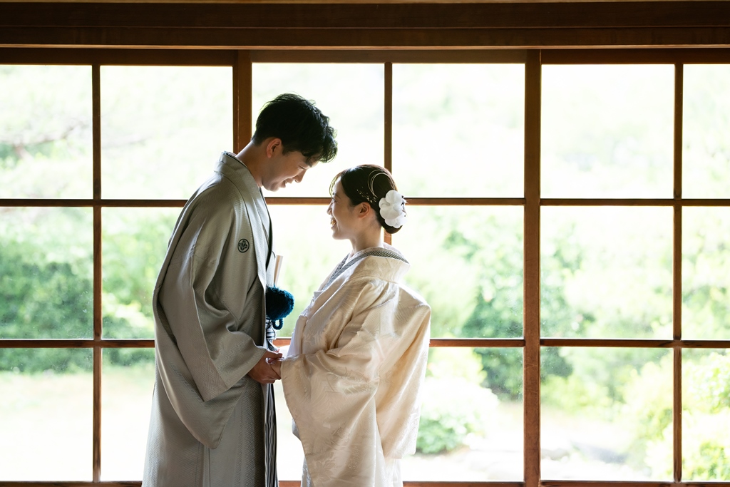 光が差し込む回廊を歩く様子