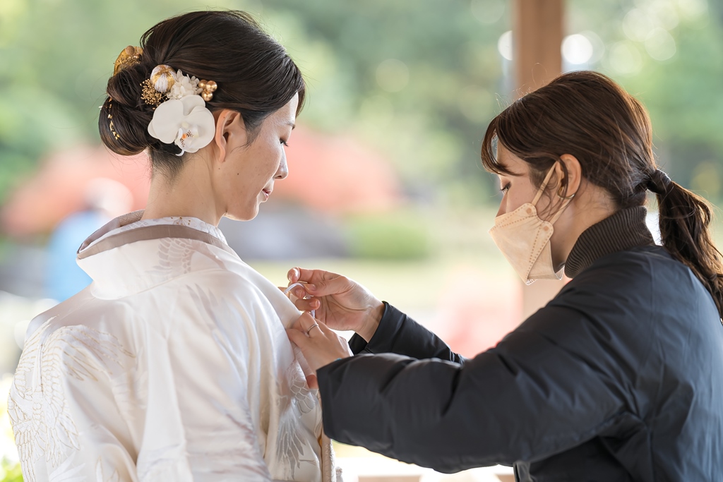 着崩れを直してもらう和装花嫁の撮影の様子
