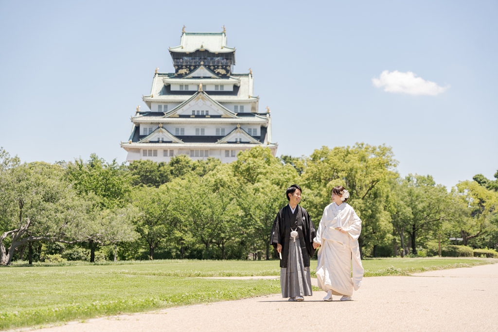 休憩をとりながら笑顔を見せる和装姿の新婦