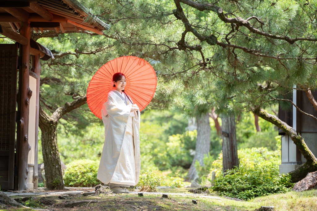 苔むした小径を歩く二人