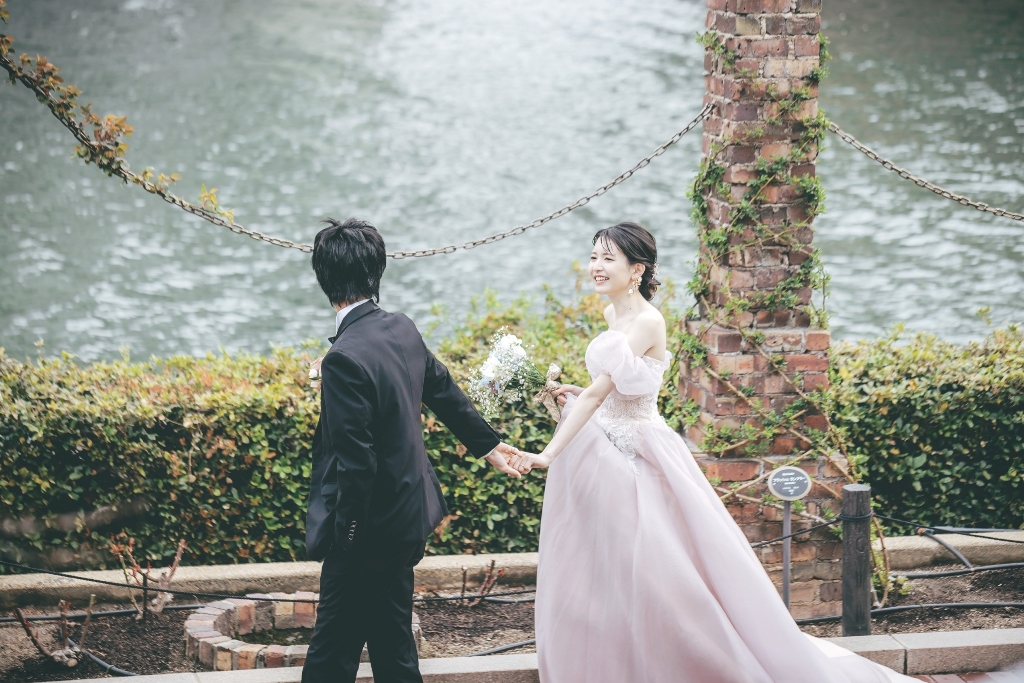 水辺でのナチュラルなポートレート