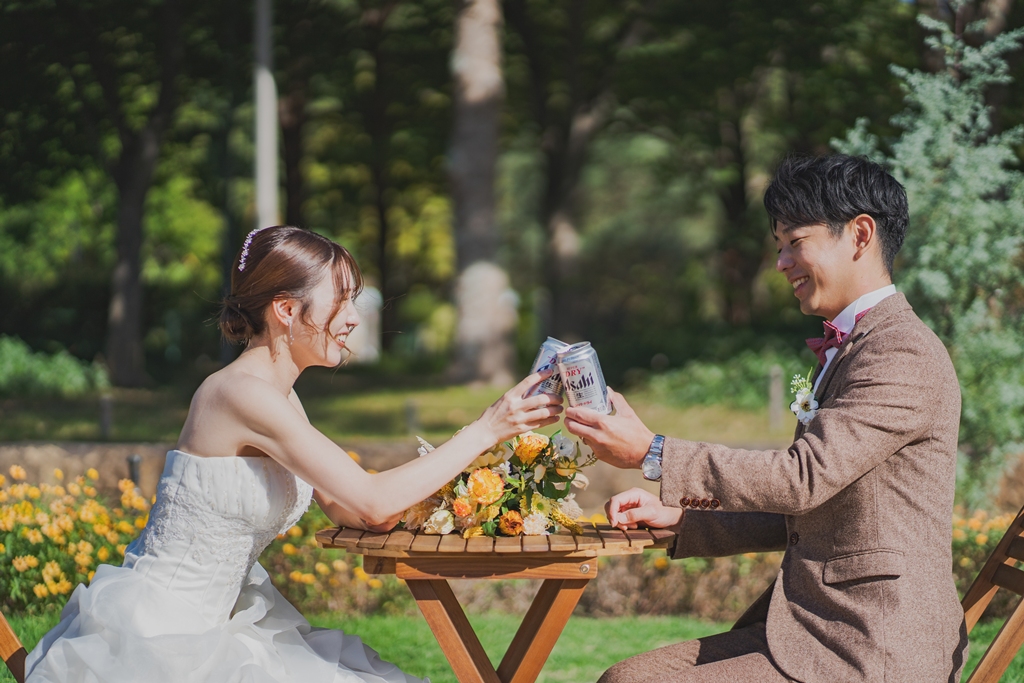 撮影の合間に日陰でリラックスして休憩する様子