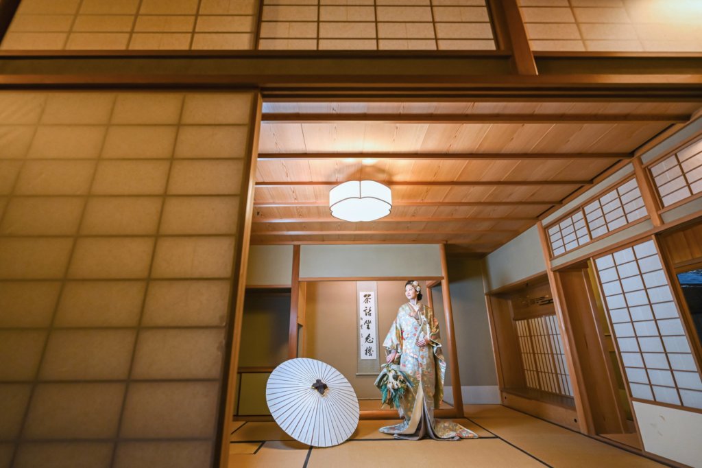 和傘を手に茶室内に佇む花嫁のポートレート