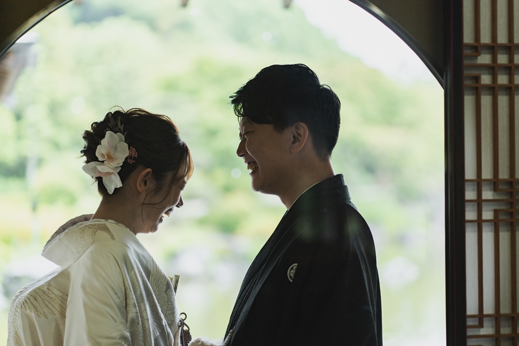 夫婦がリラックスした表情で寄り添っている様子