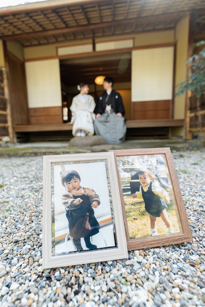夫婦が寄り添って笑っている様子