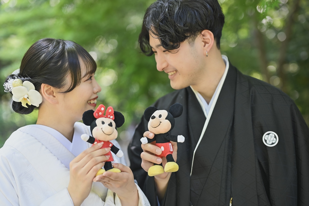 思い出のぬいぐるみを抱えた撮影の写真