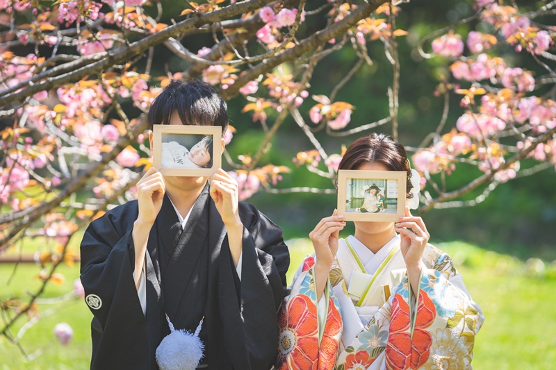幼い頃の写真を手に持つ様子の写真