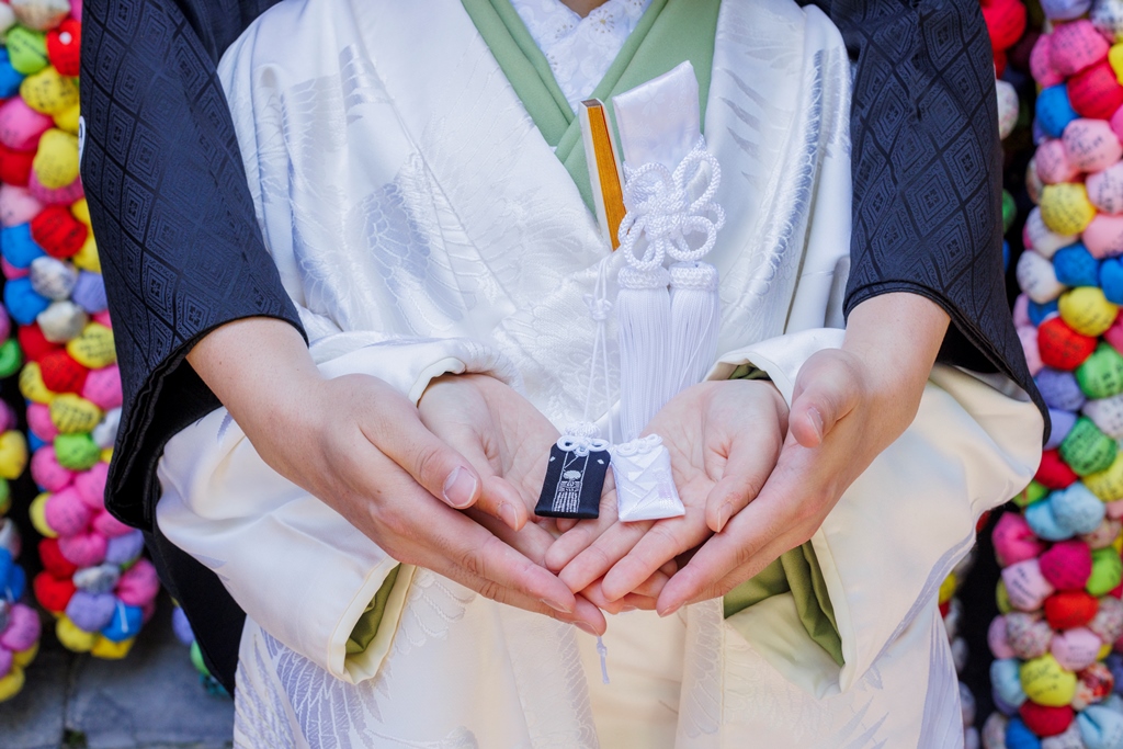 新郎が新婦を後ろから優しく包み込むように寄り添う写真