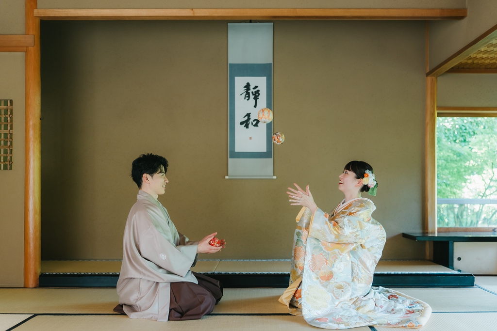 手鞠を手に持つ様子の写真