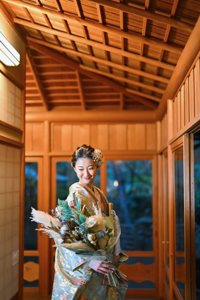廊下でブーケを持つ花嫁単体のポートレート
