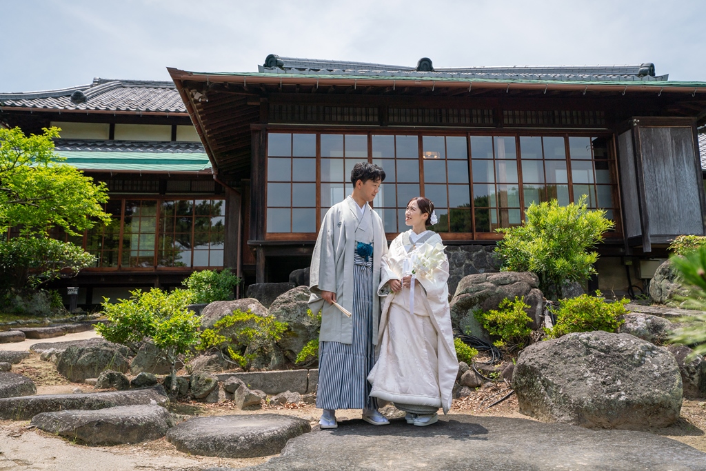 光が差し込む回廊を歩く様子
