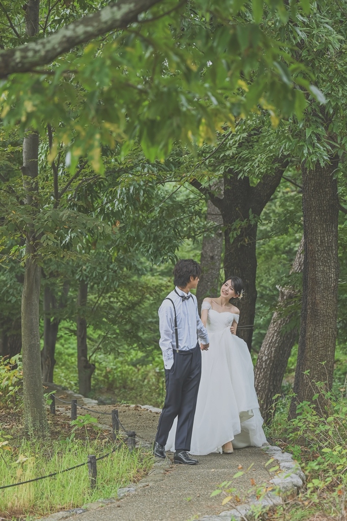 ブーケを持ち微笑む新婦の後ろ姿