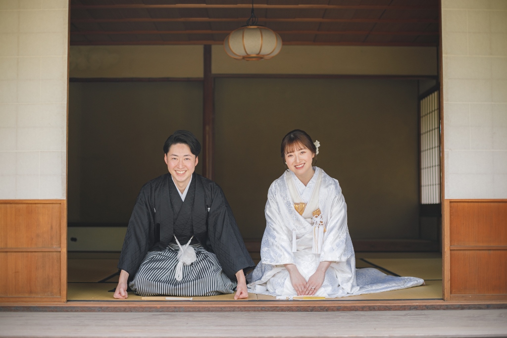朝のやわらかな光に包まれる庭園
