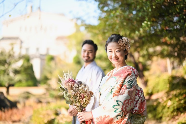 朝のやわらかな光に包まれる庭園