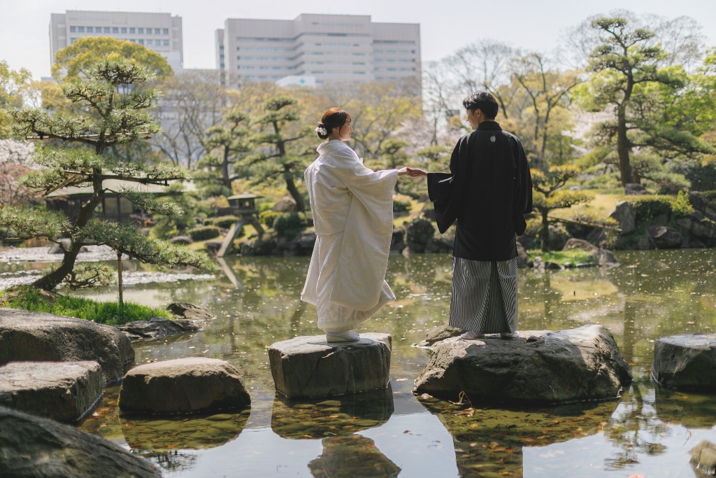 池に映る新緑と着物姿の花嫁