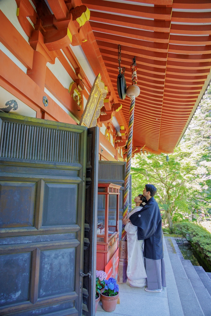 久安寺で和装撮影をする新郎新婦
