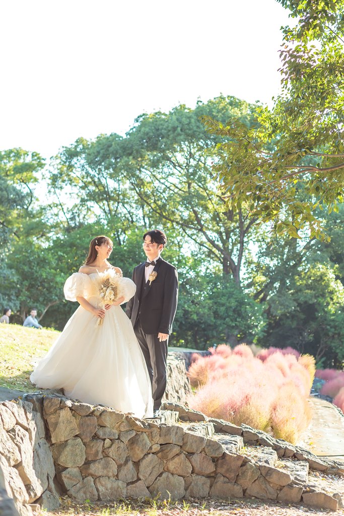 鶴見緑地公園で洋装撮影をする新郎新婦