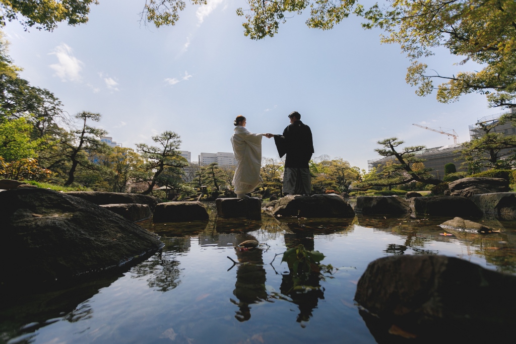 朝のやわらかな光に包まれる庭園