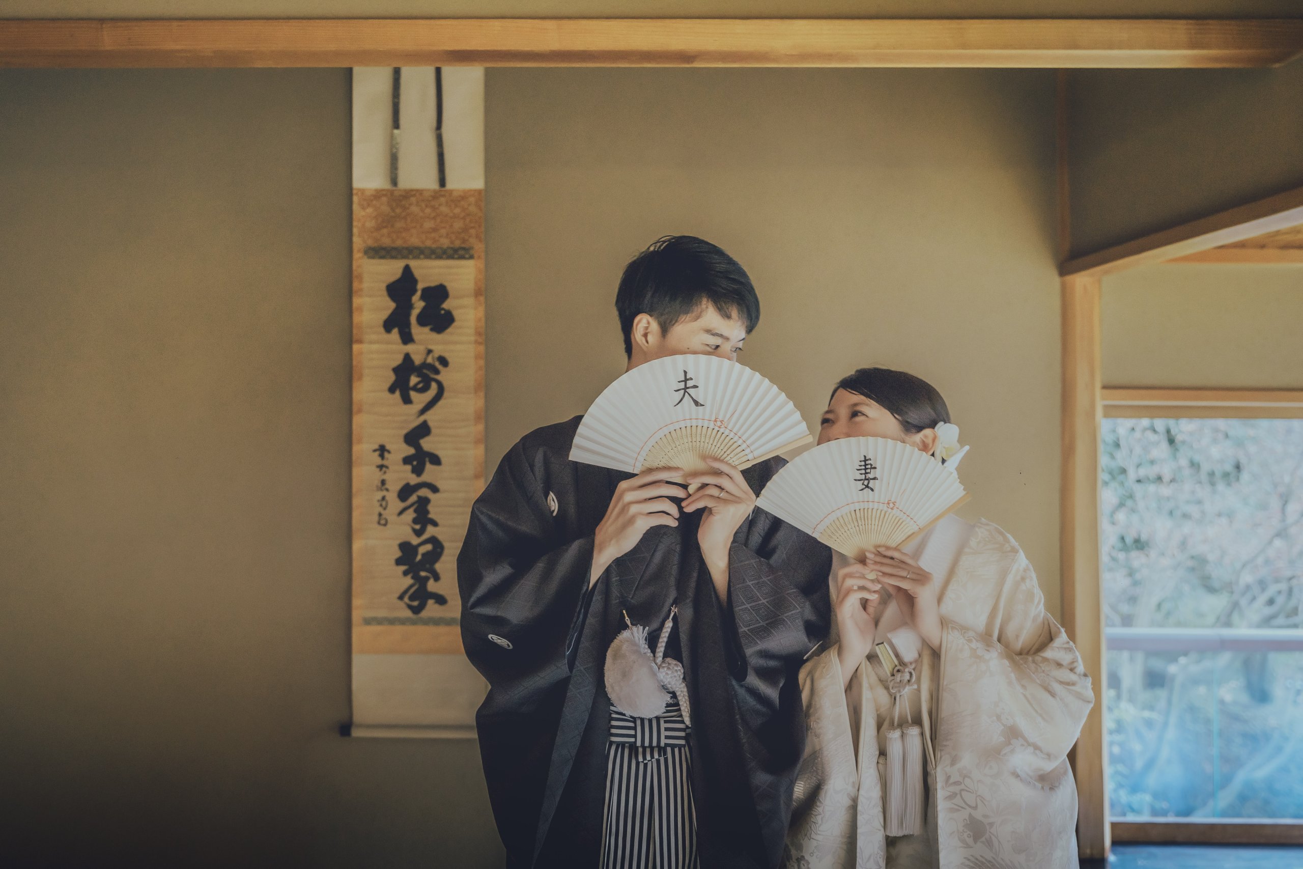 扇子を手に持ってポーズをとる写真