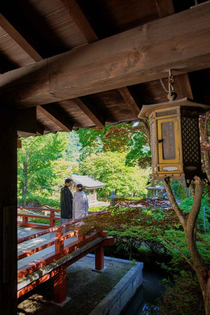 久安寺で和装撮影をする新郎新婦