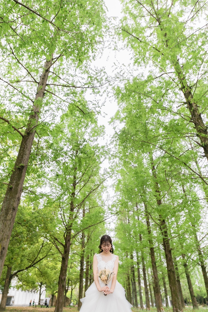 鶴見緑地公園で洋装撮影をする新郎新婦