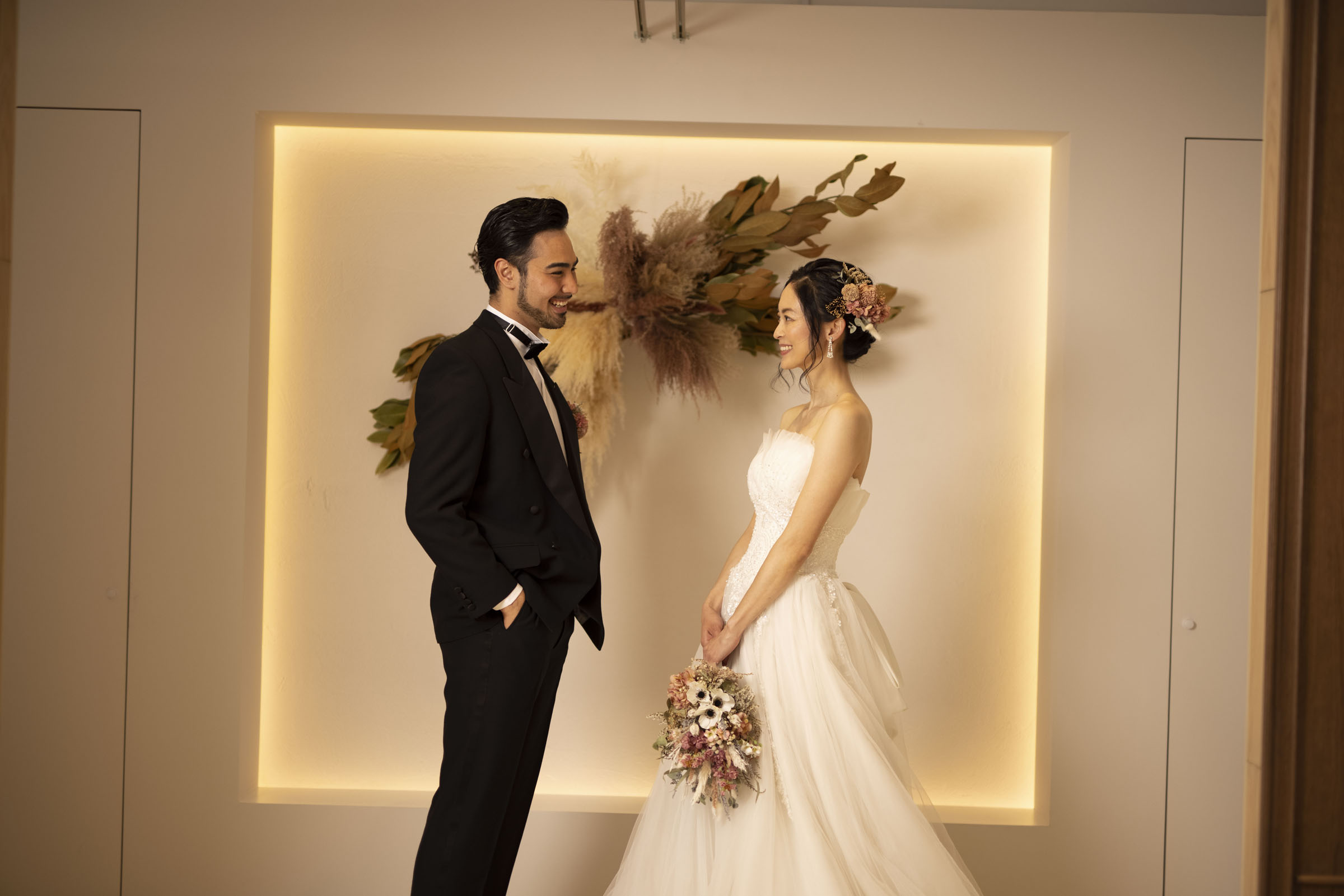 ファーストミートで手を取り合う新郎新婦