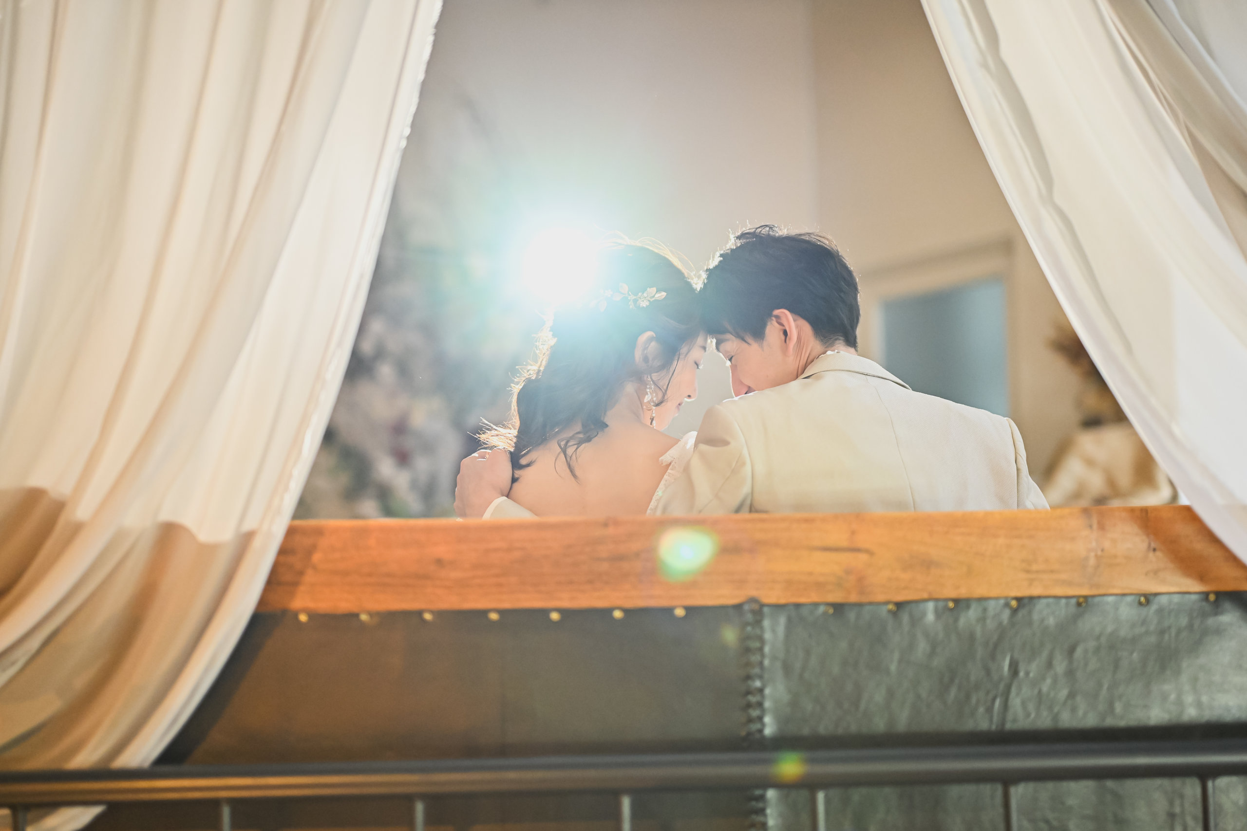 笑顔で寄り添うファーストミート後の新郎新婦