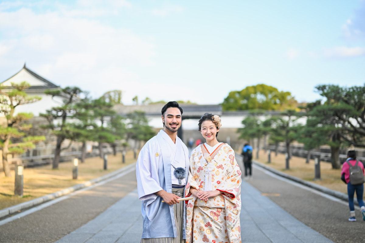 大阪城公園の庭園で色打掛姿の花嫁が微笑む様子
