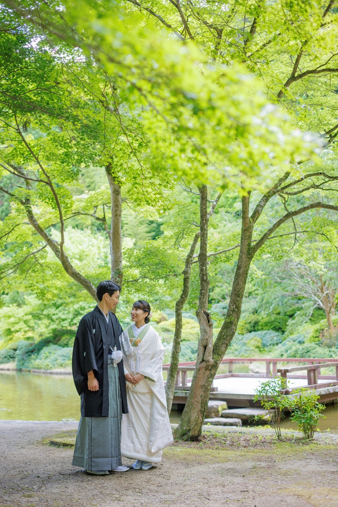 久安寺で和装撮影をする新郎新婦