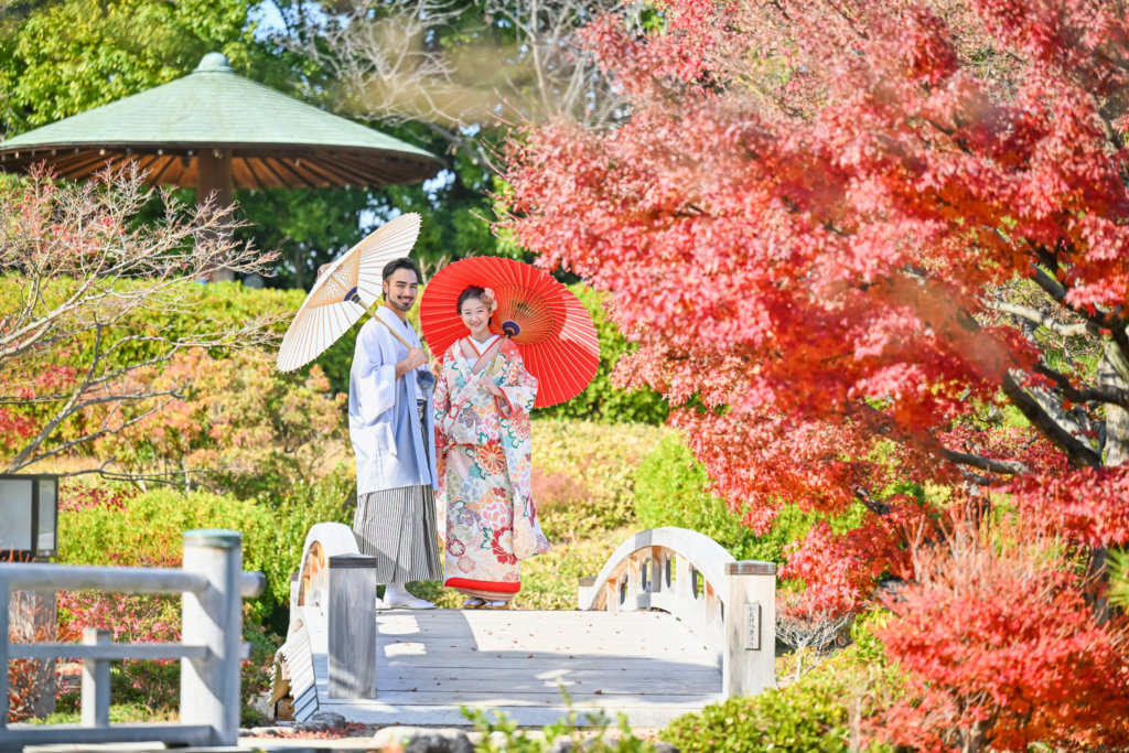 紅葉した木々を背景にした和装撮影の写真