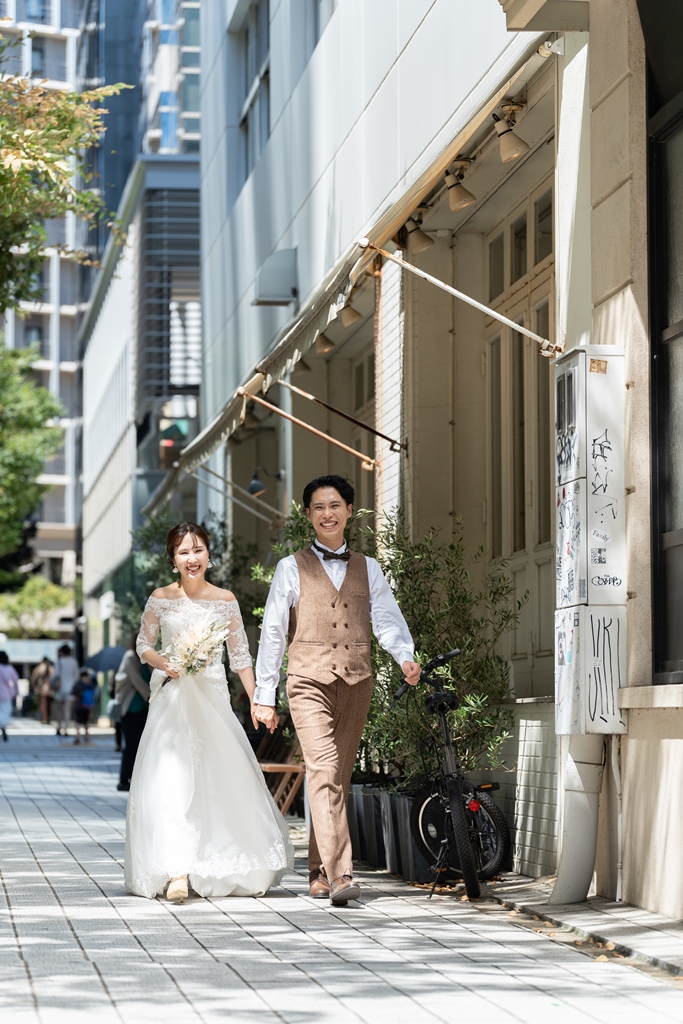 旧居留地の海辺で洋装撮影をするカップル