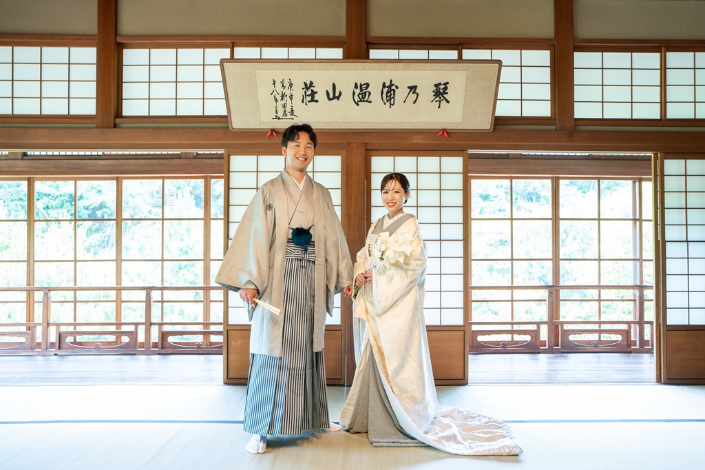 趣ある和室で寄り添う新郎新婦