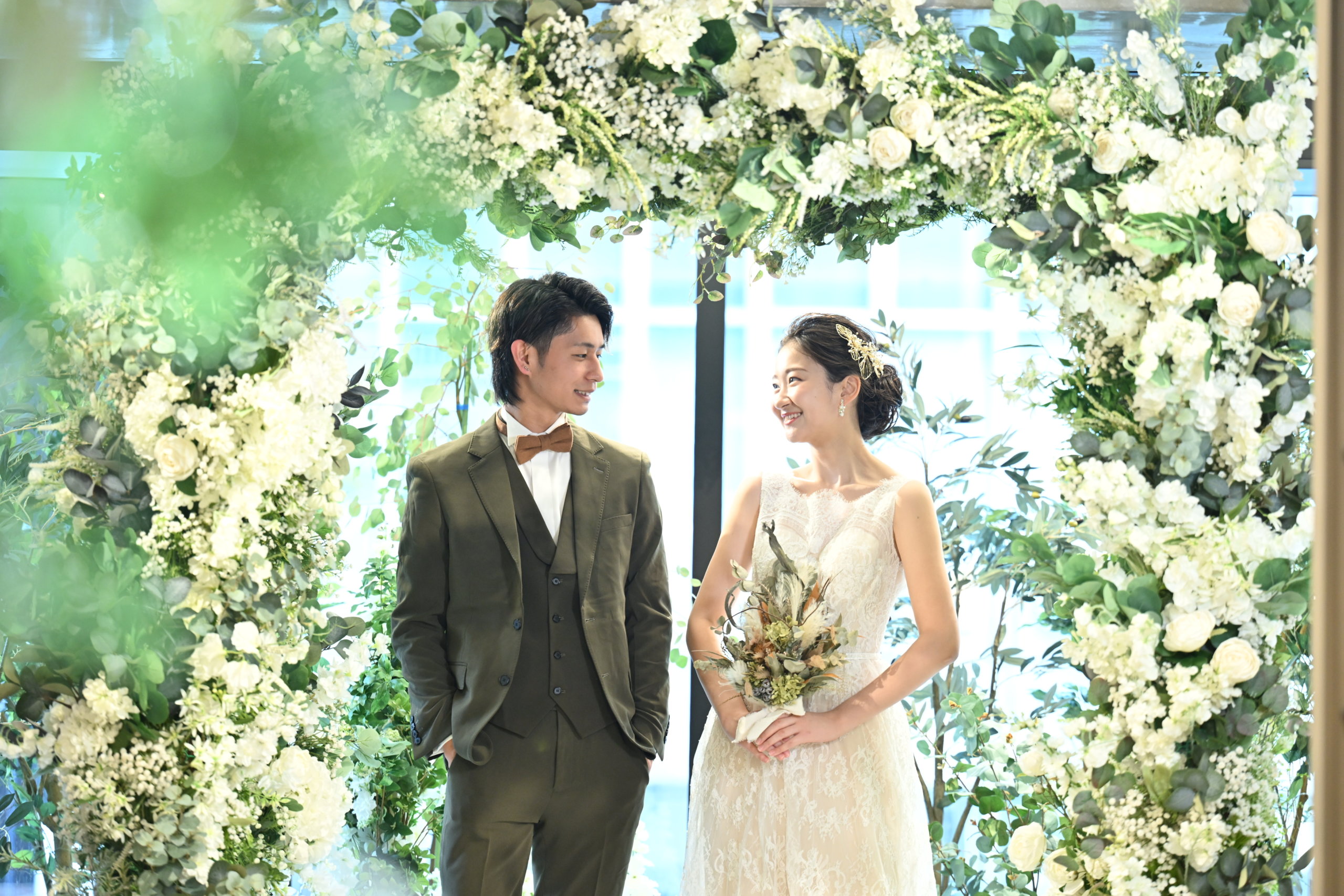 笑顔で寄り添うファーストミート後の新郎新婦